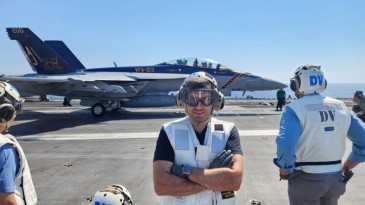 Bayraktar’dan ABD uçak gemisine ziyaret