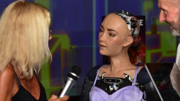 Robot Sophia ve Oğuzhan Uğur arasındaki diyaloglar sosyal medyaya damga vurdu