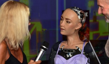 Robot Sophia ve Oğuzhan Uğur arasındaki diyaloglar sosyal medyaya damga vurdu