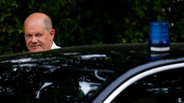 Almanya Başbakanı Scholz koşarken düşerek yaralandı