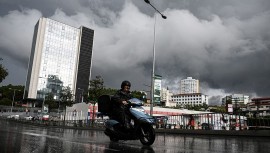 İstanbul’da sağanak yolları göle çevirdi