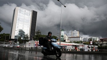 İstanbul’da sağanak yolları göle çevirdi