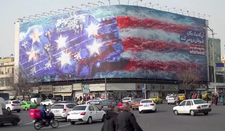 İran’dan Trump’a açık tehdit! Krizi tırmandıran billboard: “Rüzgâr eken, fırtına biçer”