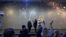 “O bizim en kıymetlimiz” diyerek Atatürk portresini satıştan çekti