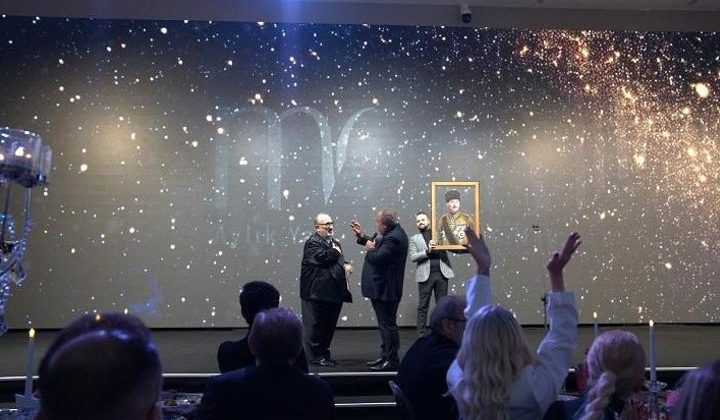 “O bizim en kıymetlimiz” diyerek Atatürk portresini satıştan çekti